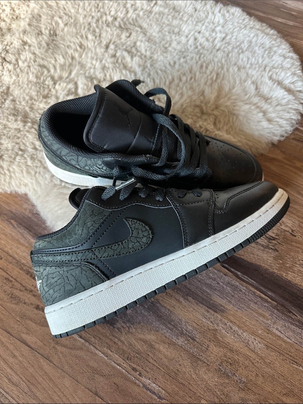 Nike Men Black and Off-White Low Top Sneakers with Textured Accents